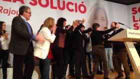 Miquel Iceta, a la derecha, bailando con la también socialista Teresa Cunillera, en un mitin del pSC este domingo.