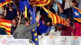 Artur Mas, en el acto de apertura de la campaña electoral para las europeas, rodeado de 'esteladas'