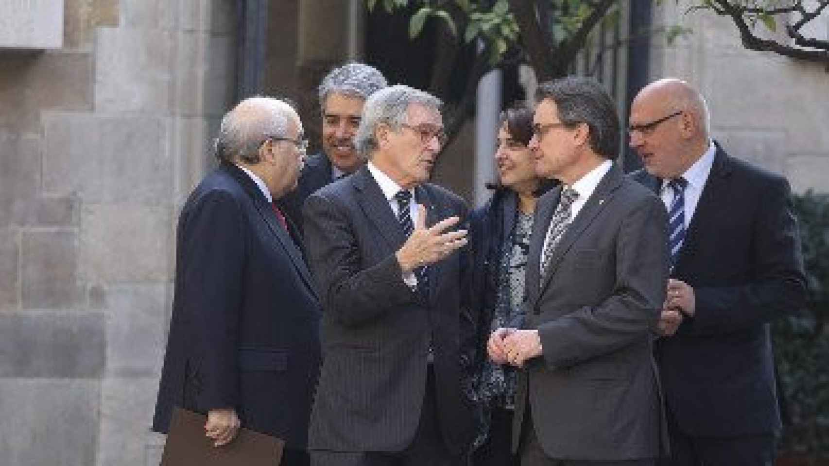 El alcalde de Barcelona, Xavier Trias, y el presidente de la Generalidad, Artur Mas, en primer plano, tras la firma del convenio