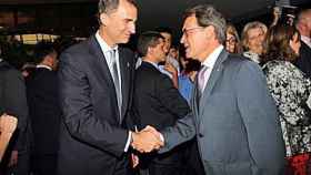 El Rey Felipe VI y el presidente de la Generalidad, Artur Mas, se saludan este jueves en Gerona