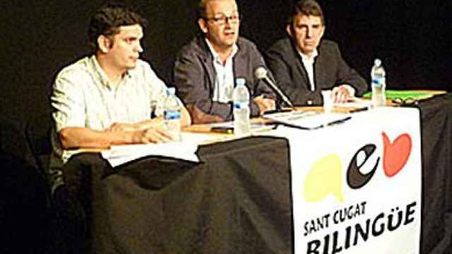 Tres de los padres promotores de la Asamblea por una Escuela Bilingüe (AEB), durante el acto de presentación del pasado junio en Sant Cugat