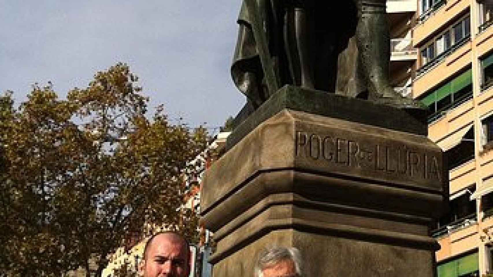 García y Reyes, responsables de Súmate, a los pies del monumento a Roger de Lauria en Barcelona