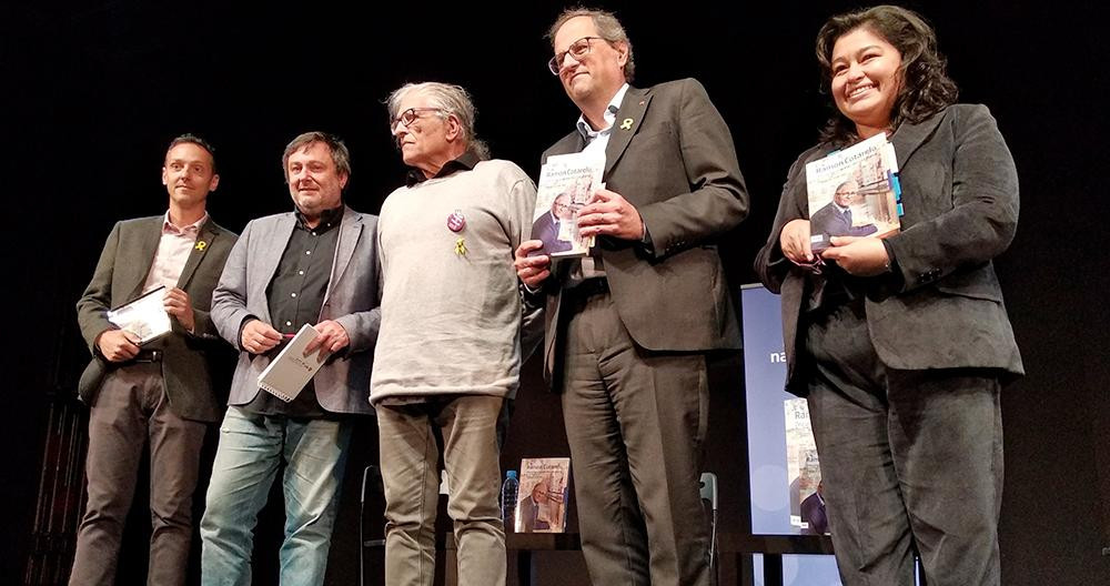 El presidente de la Generalitat, Quim Torra (segundo por la derecha), sostiene un libro de Ramón Cotarelo (c) / EP