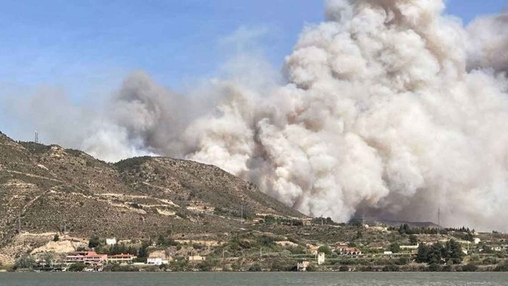 Incendio forestal entre Mequinenza y La Granja d'Escarp / BOMBEROS DE LA GENERALITAT