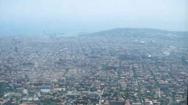 Vista de la contaminación sobre la ciudad de Barcelona / EUROPA PRESS