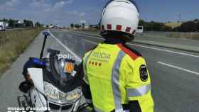 Agente controlando el tráfico y evitar accidentes como el que se ha saldado este viernes con la muerte de una mujer en Vall-Llobrega (Girona) / EUROPA PRESS
