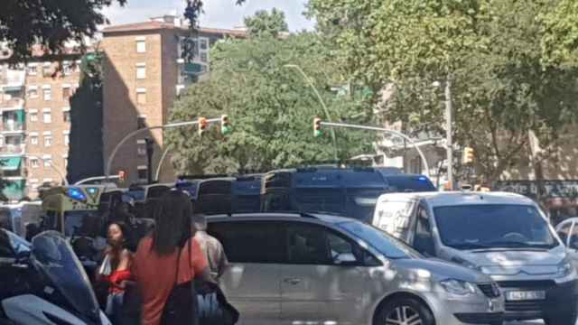 Dispositivo de los Mossos frente al edificio del que han desahuciado a una madre con tres menores / CEDIDA