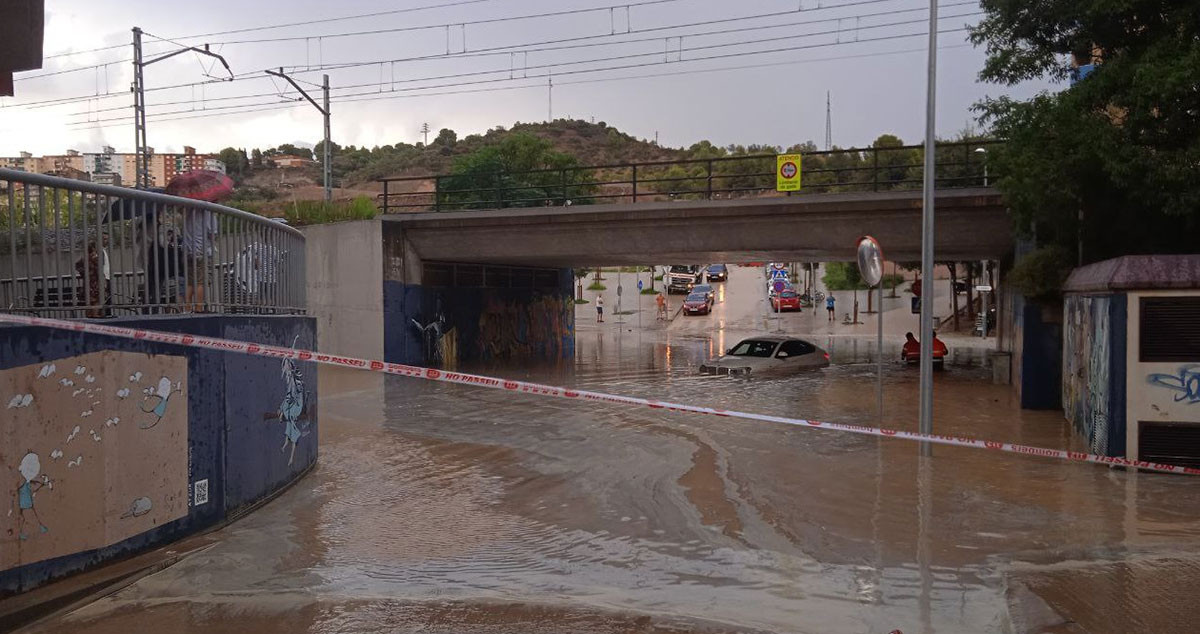 Las fuertes tormentas causas inundaciones en Molins de Rei (Baix Llobregat) / BOMBERS