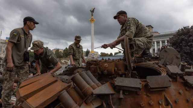Tropas ucranianas en un tanque capturado al Ejército ruso / EFE
