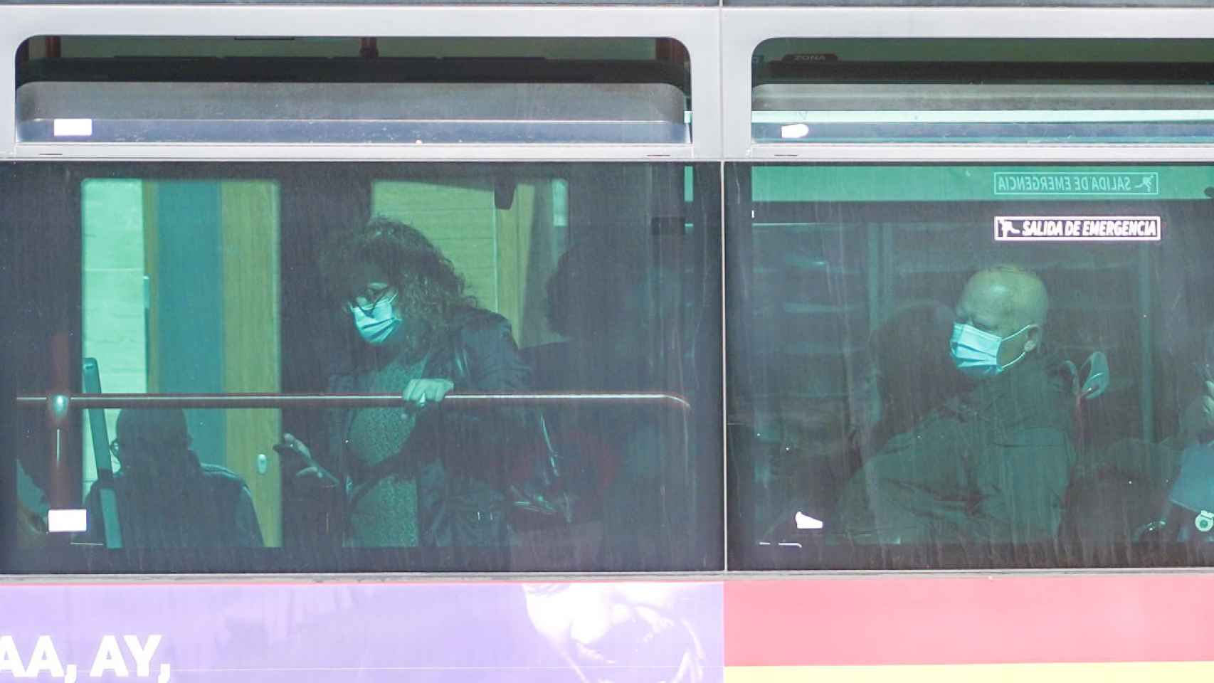 Dos usuarios del transporte público con mascarilla / EP