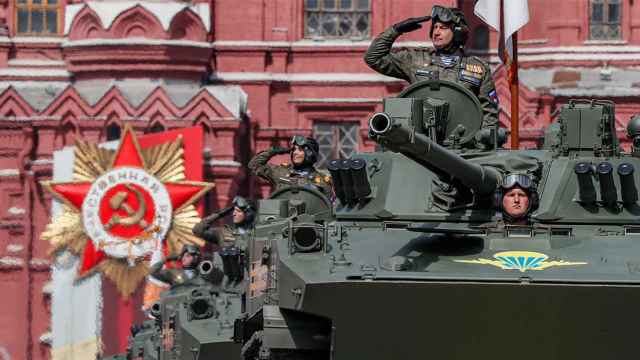 Desfile militar en Moscú (Rusia) con motivo del Día de la Victoria, marcado por la invasión de Ucrania - EFE/EPA/YURI KOCHETKOV