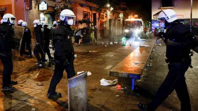 Agentes de la Guardia Urbana en una actuación contra las fiestas y botellones nocturnos en Barcelona / EFE