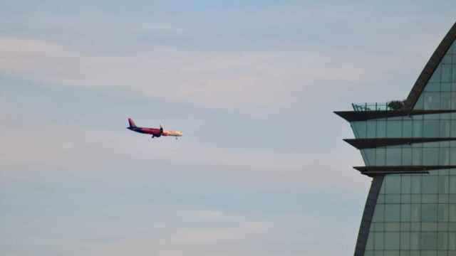 Avión descendiendo para tomar tierra