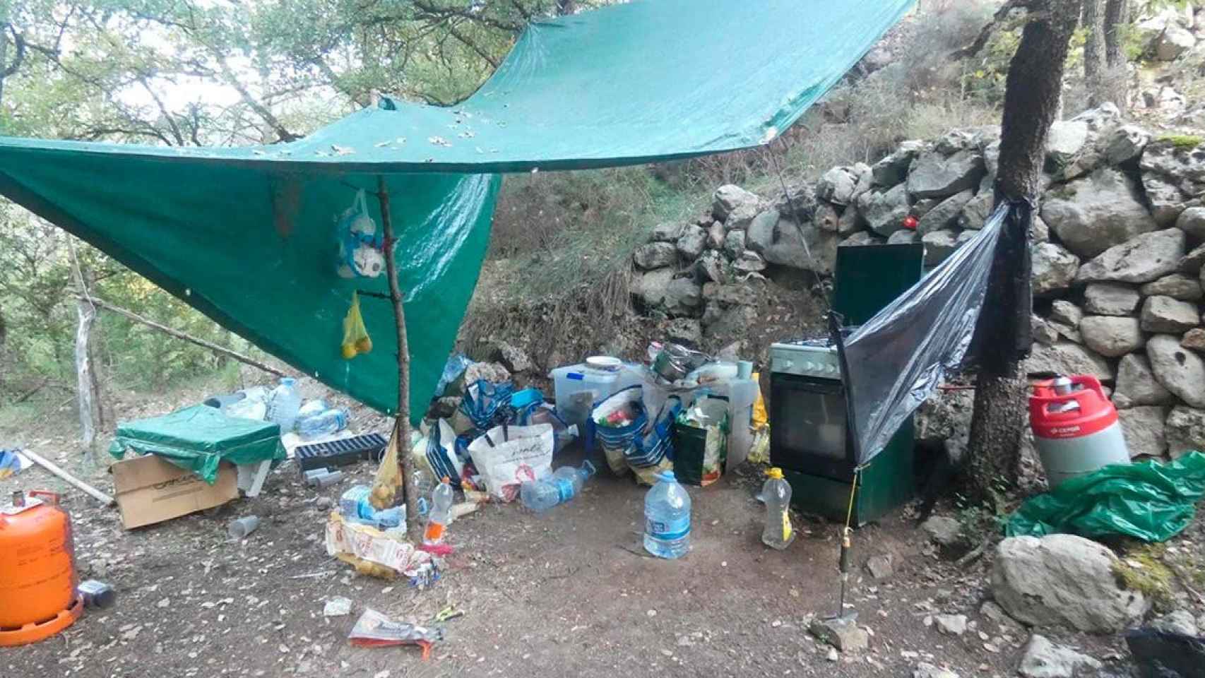 Campamento de la plantación de marihuana desmantelada en Fígols i Alinyà (Lleida) / MOSSOS D'ESQUADRA