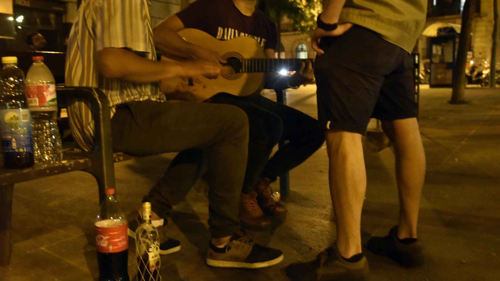 Jóvenes haciendo botellón por la noche tras el fin del estado de alarma en Cataluña / EUROPA PRESS