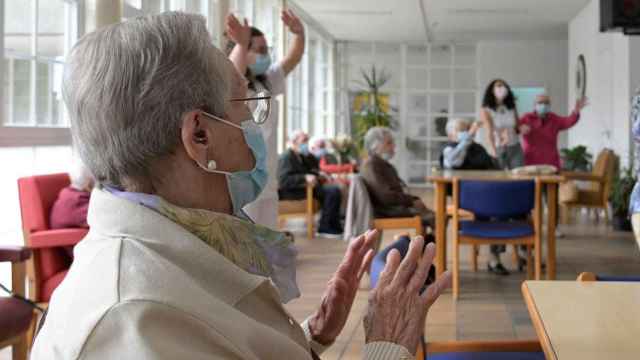 Dependientes realizan una actividad en una de las residencias públicas del país en plena pandemia de Covid / EP