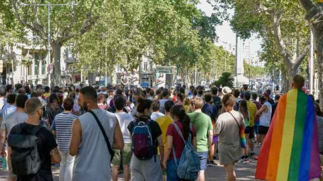 Varias personas se concentran en Barcelona en contra de las agresiones LGTBIfóbicas / David Oller (EP)