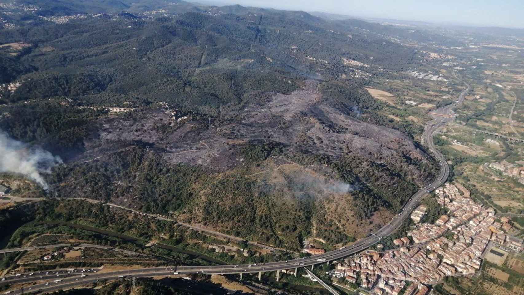 Vista aérea del incendio en Castellví / BOMBERS