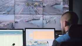 Un agente de la Policía Portuaria controla las cámaras de vigilancia de la zona del Maremagnum / POLICIA PORTUARIA