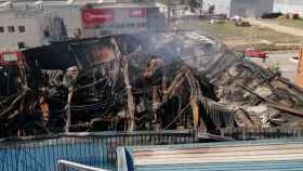 Así ha quedado la nave industrial incendiada en Sant Feliu de Llobregat / BOMBERS