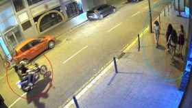 Un ladrón montando en una moto, como el que causó un traumatismo a una de sus víctimas en Barcelona / MOSSOS D'ESQUADRA