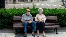 Dos ancianos se protegen del coronavirus con una mascarilla / EP