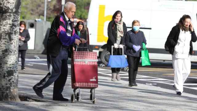 Varios españoles hacen sus compras durante el estado de alarma / EP