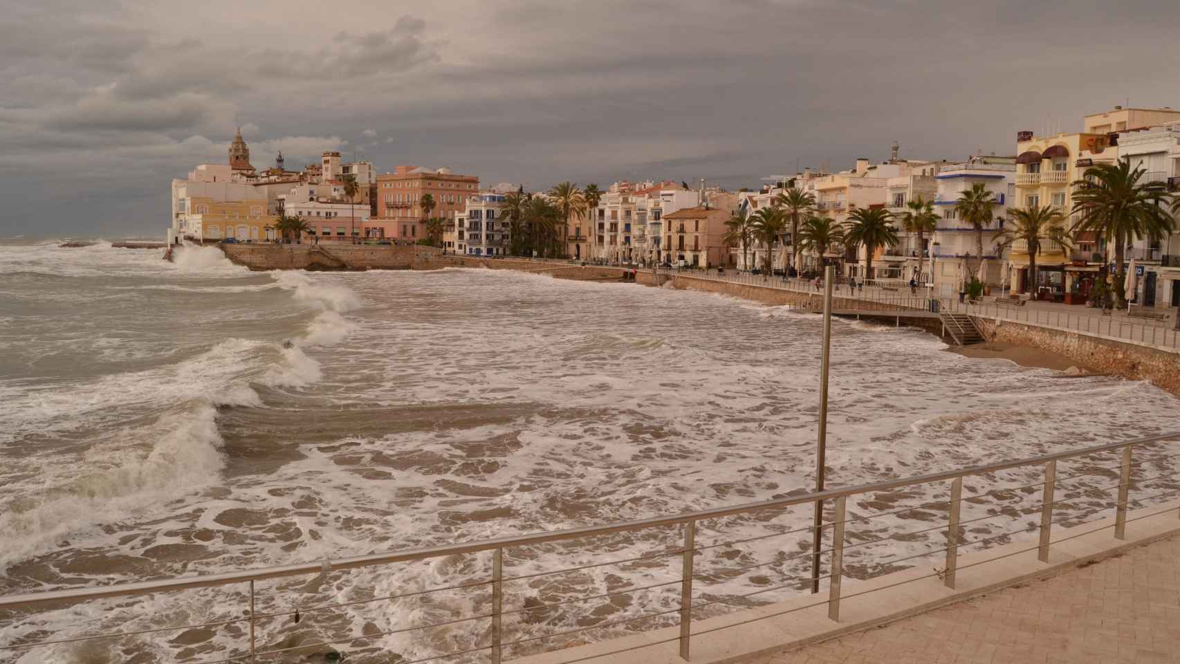 Playa de Sitges durante un temporal / EP