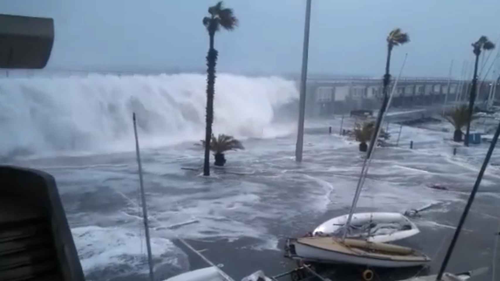 Las olas causadas por Gloria sobrepasan el muro de contención del Puerto de Mataró / YOUTUBE