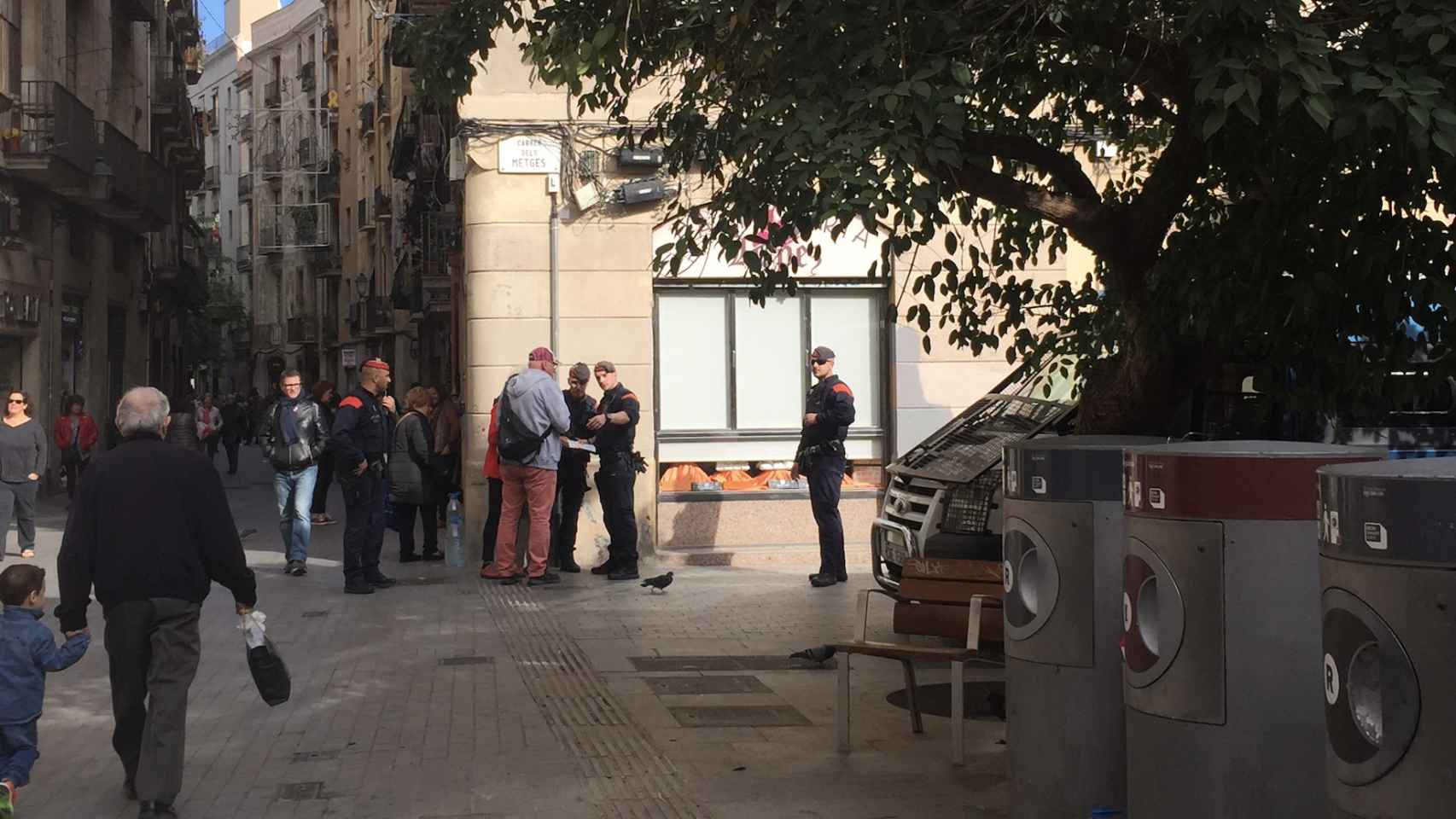 Agentes de Mossos d'Esquadra en Sant Pere Més Baix este sábado / EB