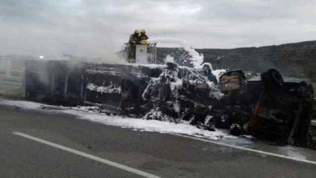 Bomberos sofocan las llamas del camión en la AP-7 / SCC