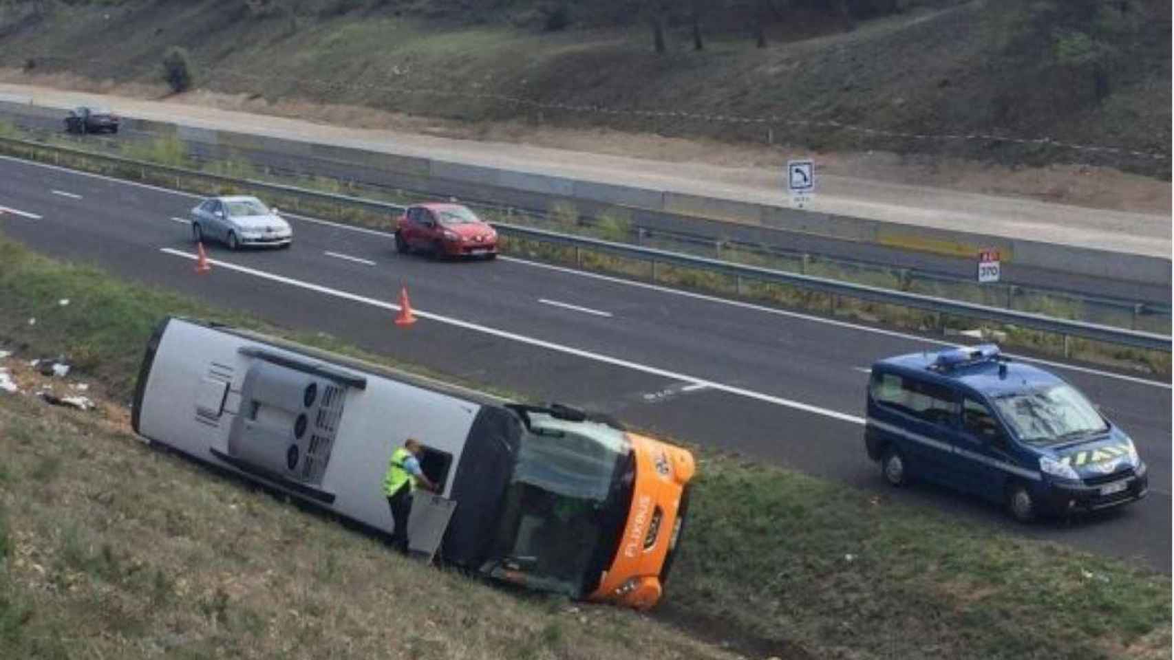 Imagen del autobús de Flixbus entre Barcelona y Narbonna que ha volcado y ha dejado un muerto / FRANCE 3