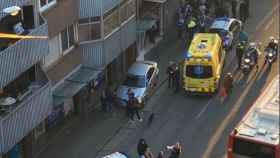 Mossos d'Esquadra y una ambulancia en el lugar de la trifulca en Badalona