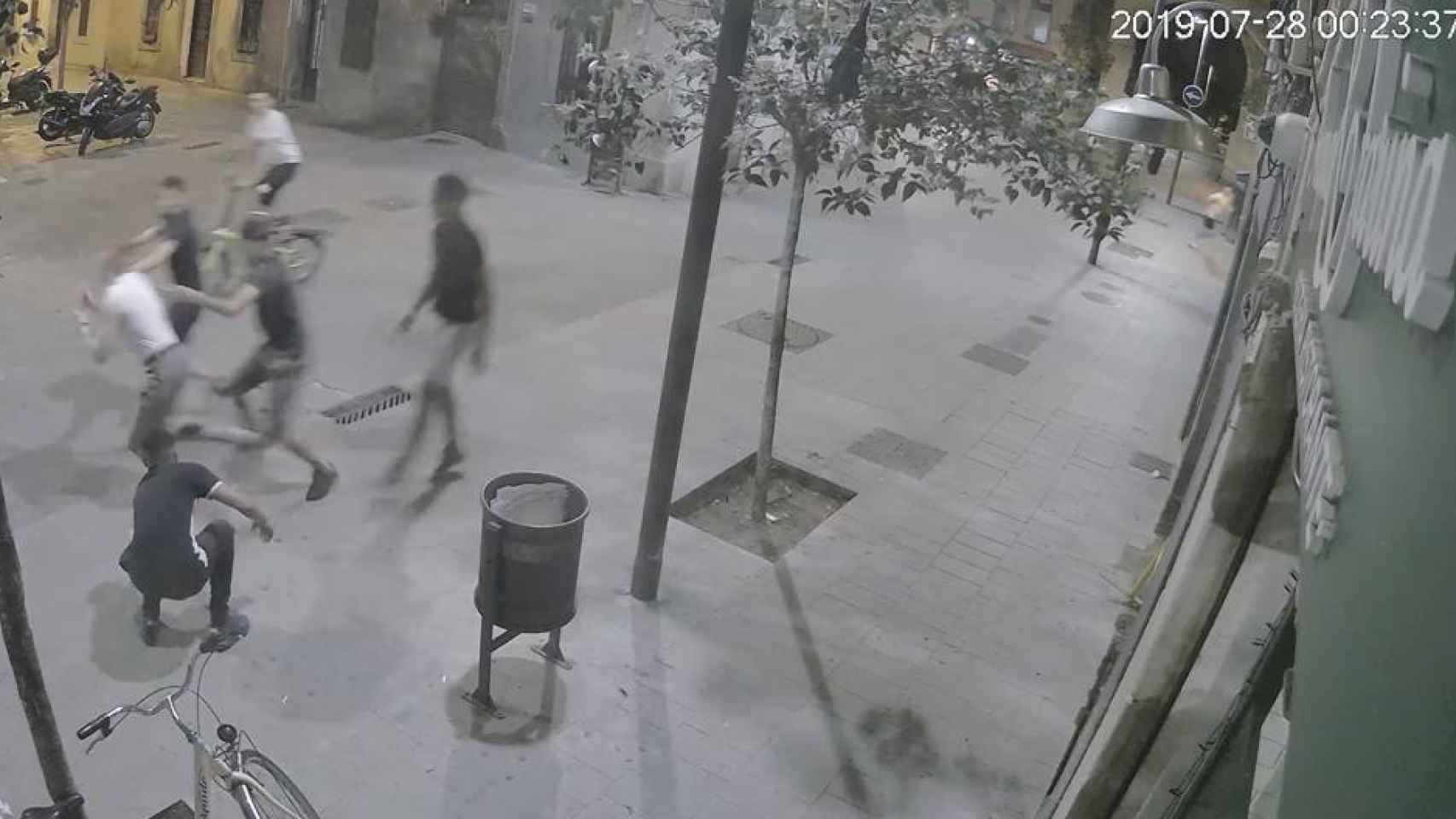 Imagen del robo violento a turistas en la Barceloneta / CG