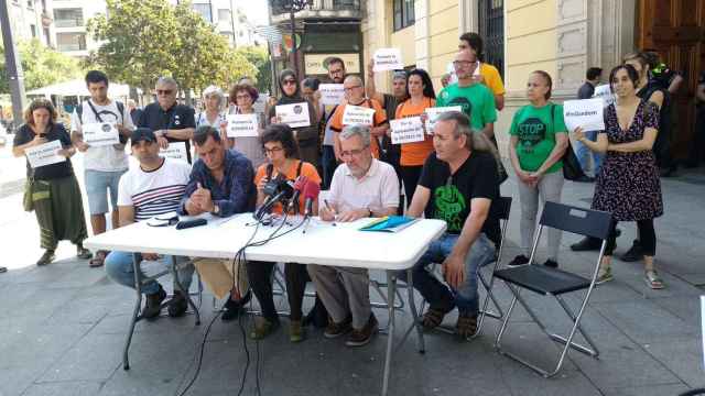 Representantes del Sindicat de Llogaters i Llogateres y de la Plataforma de Afectados por la Hipoteca, frente al ayuntamiento de l'Hospitalet para denunciar la burbuja del alquiler / CG