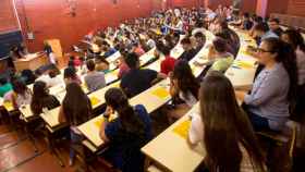 Estudiantes durante la prueba de acceso a una universidad de la UB / EFE