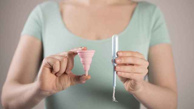 Copa menstrual y tampón, dos objetos relacionados con la regla / PIXABAY