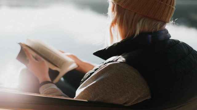 Una mujer soltera lee un libro / UNSPLASH