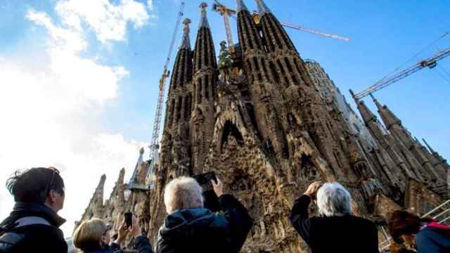 Un grupo de turistas ante la Sagrada Familia, uno de los lugares más visitados de Barcelona / EFE