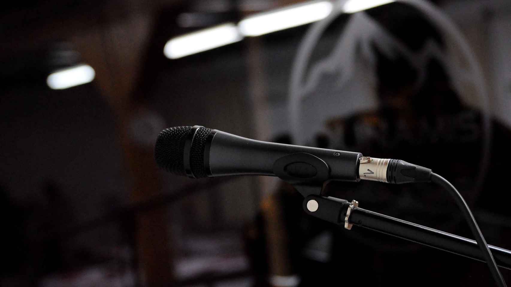 Micrófono dispuesto para una sesión de karaoke en un pub / PIXABAY