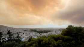Nubes cargadas del humo procedente de los incendios forestales en Grecia cubren el cielo de Atenas / EFE