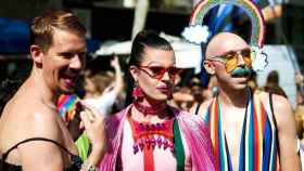 Asistentes al desfile de carrozas Pride 2018 de Barcelona / EFE