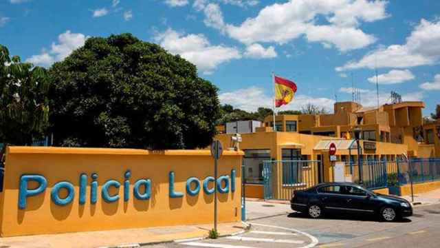 Exteriores de la comisaría de la Policía Local de Estepona, en Málaga / EFE