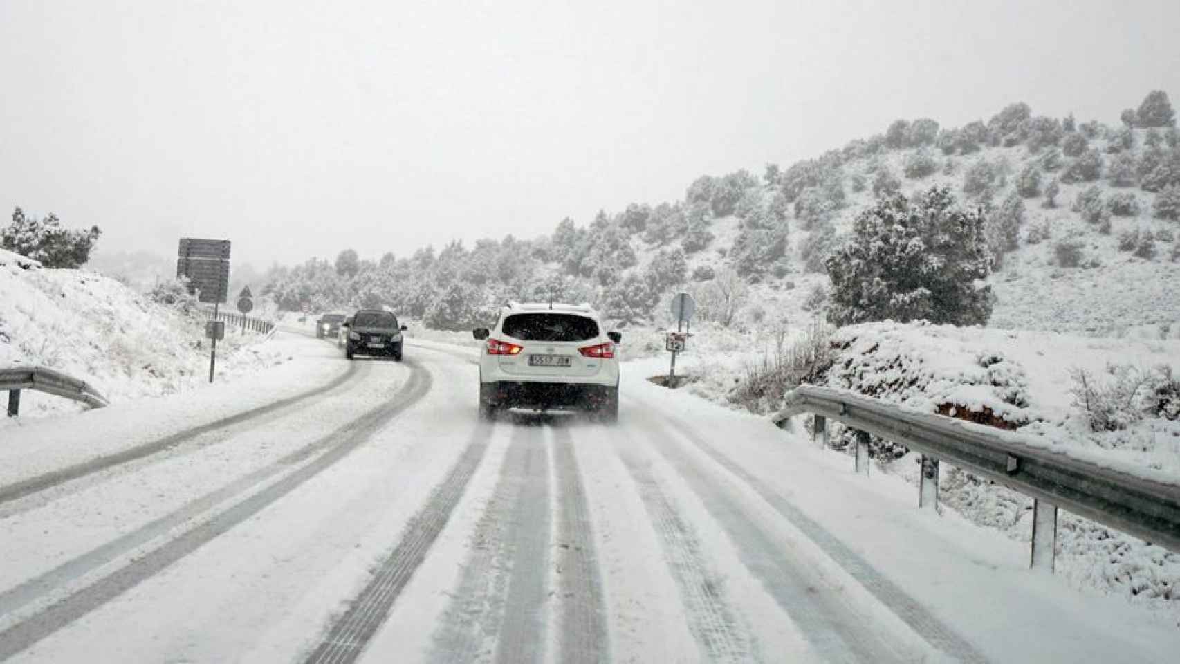 Una carretera catalana cubierta de nieve / EFE