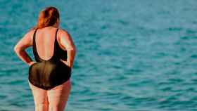Un mujer con obesidad en bañador en la playa