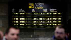 Panel de un aeropuerto de A Coruña, que se ve afectado por el temporal en Madrid / EFE