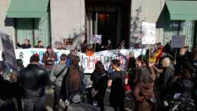 Un grupo de manifestantes 'okupa' el hotel Soho de Barcelona / TWITTER