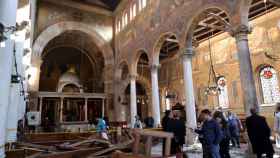 El interior de la catedral cristiana copta de El Cairo tras el atendtado / EFE