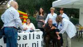 Personal del Hospital General, el domingo recogiendo firmas en Sant Cugat / CG