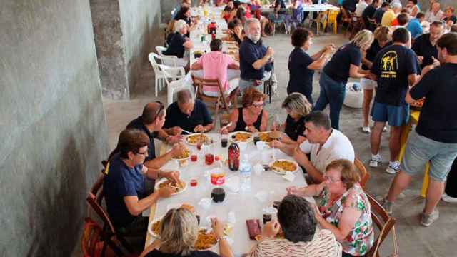 Peregrinos del Camino de Santiago durante la parada para comer en las cercanías de Tordesillas / EFE